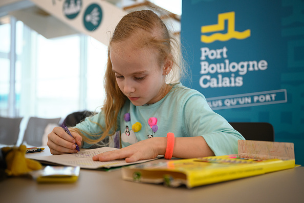 Alisa Koletvinova, réfugiée ukrainienne âgée de 8 ans, dessine dans son livre de coloriage, le 11 mars 2022 à Calais, en France. (Leon Neal/Getty Images)