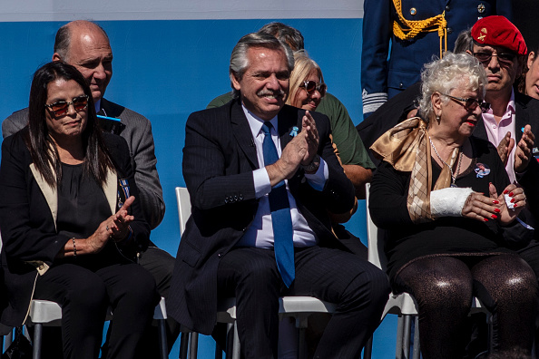 Le président argentin Alberto Fernandez (au centre) est assis à côté d'anciens combattants et de leurs proches lors d'une cérémonie marquant les 40 ans du début de la Guerra de las Malvinas/Guerre des îles Falkland au Musée des Malvinas et des îles de l'Atlantique Sud, le 2 avril 2022 à Buenos Aires, en Argentine.  (Photo : Ricardo Ceppi/Getty Images)