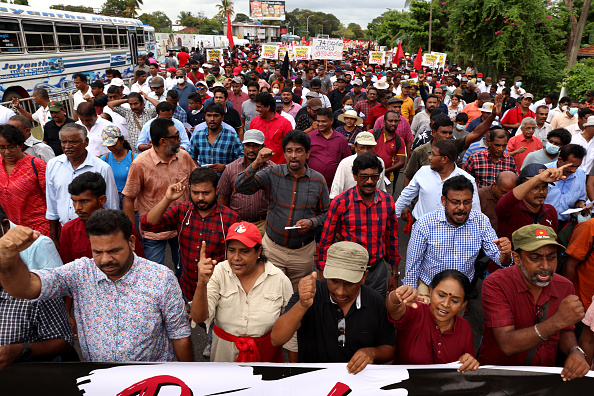 -Les manifestants appellent le président sri-lankais Gotabaya Rajapaksa à démissionner, la nation insulaire est confrontée à sa pire crise économique depuis son indépendance de la Grande-Bretagne en 1948. Photo de Buddhika Weerasinghe/Getty Images.