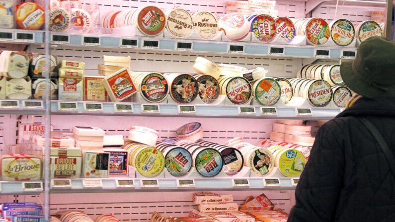 Une femme se tient au rayon fromage d'un supermarché. (Photo de CHARLY TRIBALLEAU/AFP via Getty Images)