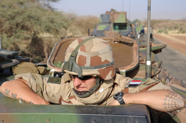 Un convoi de véhicules de l'armée française se dirige vers Gao le 7 février 2013 sur la route de Gossi.      (Photo : PASCAL GUYOT/AFP via Getty Images)