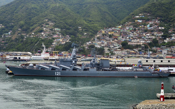 Vue du croiseur lance-missiles russe dans le port de La Guaira, à 30 km au nord de Caracas le 27 août 2013. Photo LUIS ACOSTA/AFP via Getty Images.