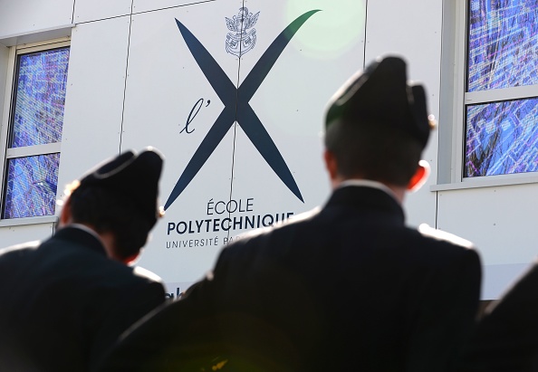 Des élèves de l'école Polytechnique à Palaiseau, au sud-ouest de Paris.   (Photo : ERIC PIERMONT/AFP via Getty Images)