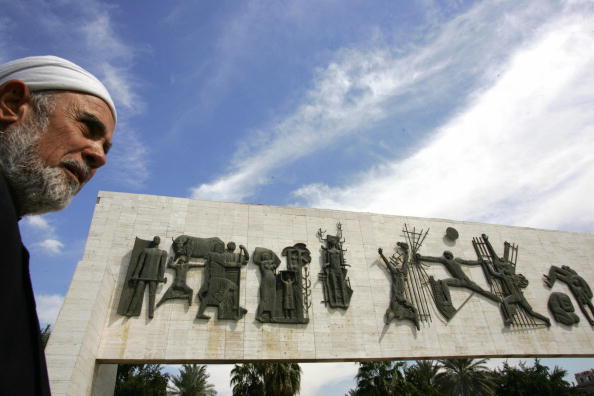 - Des sculptures en fer en relief représentant la « révolution populaire » conçue par Jawad Salim en 1968, au centre de Bagdad le 12 mars 2005. Photo KARIM SAHIB/AFP via Getty Images.