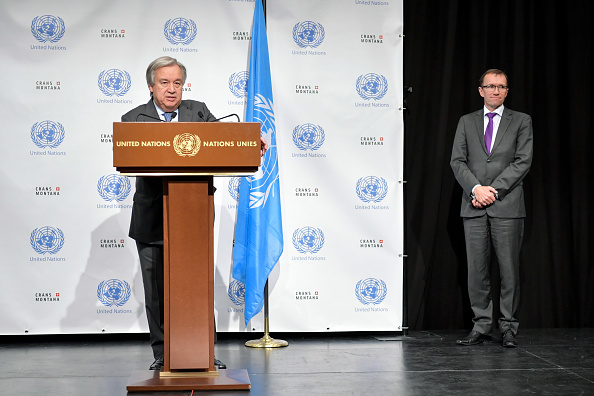 -Le secrétaire général des Nations unies, Antonio Guterres assiste à une conférence de presse lors des pourparlers de paix à Chypre, le 30 juin 2017. Photo Fabrice COFFRINI /AFP via Getty Images.