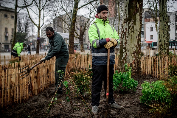 Employés municipaux, Montreuil, à l'est de Paris. (PHILIPPE LOPEZ/AFP via Getty Images)