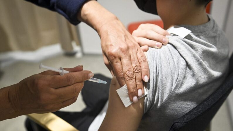 Un garçon reçoit une dose du vaccin Pfizer Covid-19 à Espoo, en Finlande, le 24 septembre 2021. (Emmi Korhonen/Lehtikuva/AFP via Getty Images)