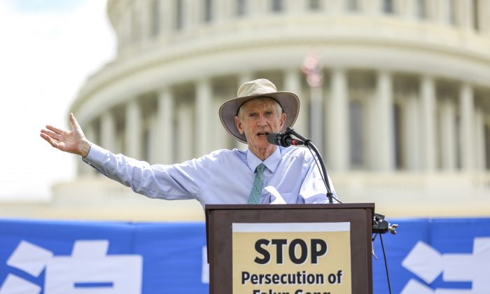 David Kilgour, ancien ministre canadien et secrétaire d'État (Asie-Pacifique), s’exprime lors d'un rassemblement commémorant le 20e anniversaire de la persécution du Falun Gong en Chine, sur la pelouse ouest du Capitole à Washington, le 18 juillet 2019. (Samira Bouaou/Epoch Times)