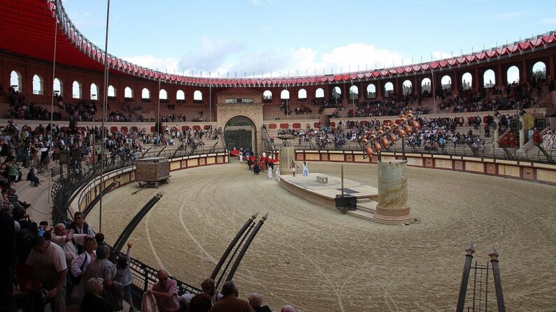 Le Signe du triomphe - Spectacle du Puy du Fou - Photo de seblinux78 de France — IMG_6045, CC BY-SA 2.0, https://commons.wikimedia.org/w/index.php?curid=52308510