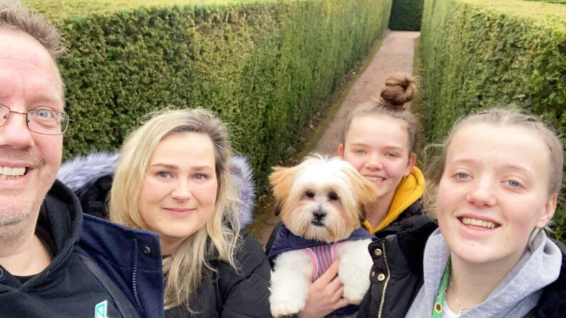 Natalie Riley  avec son mari et deux de ses trois enfants. (Avec l'aimable autorisation de Caters News)