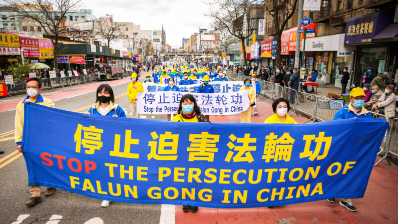 Des pratiquants de Falun Gong participent à un défilé à Flushing, dans l'État de New York, le 18 avril 2021, pour commémorer le 22e anniversaire de l'appel pacifique du 25 avril lancé par 10 000 pratiquants de Falun Gong à Pékin. (Samira Bouaou/Epoch Times)