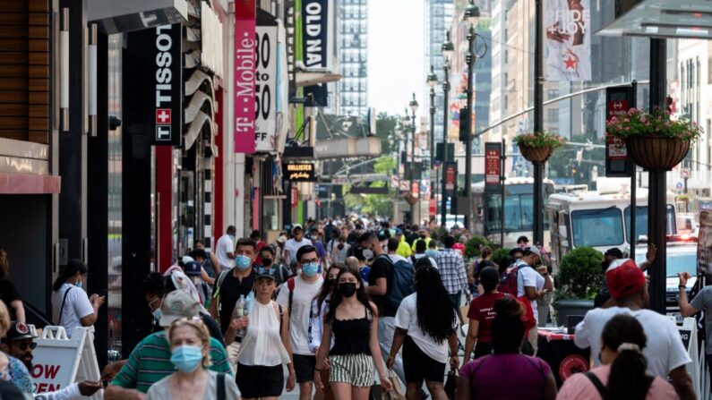 La foule dans une zone commerciale de Manhattan, à New York, le 7 juin 2021. (Angela Weiss/Getty Images)