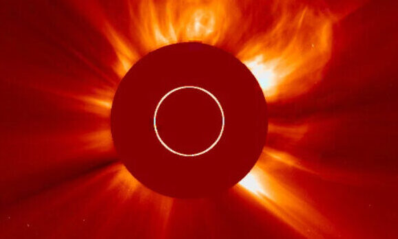 Éjection de masse coronale (ECM)  le 23 janvier 2012. 
 (NOAA/National Weather Service's Space Weather Prediction Center via Getty Images)