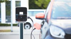 La batterie d’une voiture électrique explose, causant des dommages à plusieurs véhicules autour