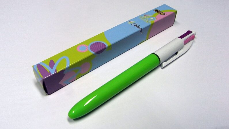 Stylo Bic 4 couleurs - Par Masashige MOTOE — RIMG0443.JPG, CC BY-SA 2.0, https://commons.wikimedia.org/w/index.php?curid=36209655 