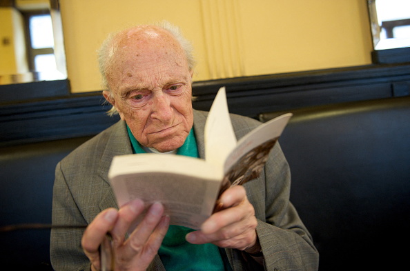 L'écrivain slovène Boris Pahor lit un livre le 28 juin 2009 au Café San Marco à Trieste, dans le nord de l'Italie. Photo GIUSEPPE CACACE/AFP via Getty Images.