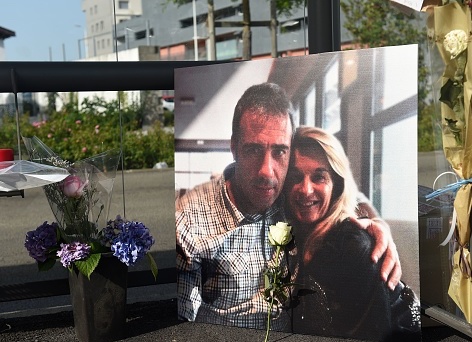 Une photo de Véronique et Philippe Monguillot, un chauffeur de bus déclaré en état de mort cérébrale après avoir été roué de coups mortels à un arrêt de bus à Bayonne. (Photo : GAIZKA IROZ/AFP via Getty Images)