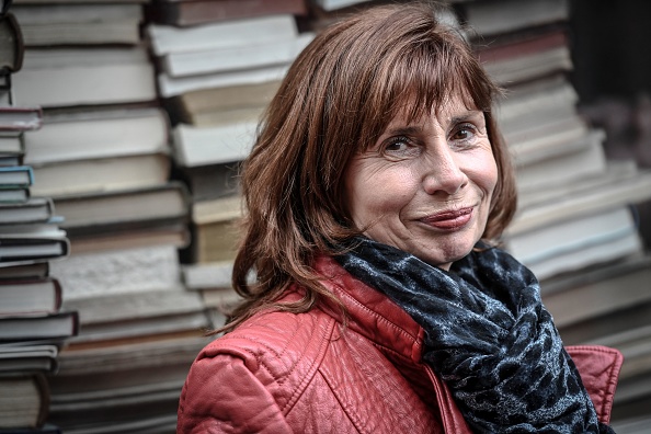 L'écrivaine française Aline Le Guluche pose lors d'une séance photo à Paris, le 28 septembre 2020.  (STEPHANE DE SAKUTIN/AFP via Getty Images)