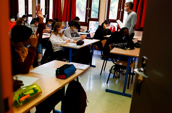 Illustration - Salle de classe du collège La Grange Aux Belles, à Paris, le 2 novembre 2020.  (THOMAS SAMSON/AFP via Getty Images)