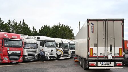 Un chauffeur-routier accepte un rendez-vous médical de dernière minute pour son fils lourdement handicapé et se fait licencier