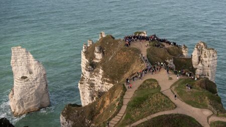 Seine-Maritime : une randonneuse fait une chute mortelle depuis les falaises d’Étretat