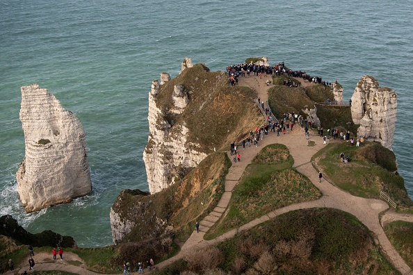 Les falaises d'Etretat, dans l'ouest de la France.  (LOIC VENANCE/AFP via Getty Images)