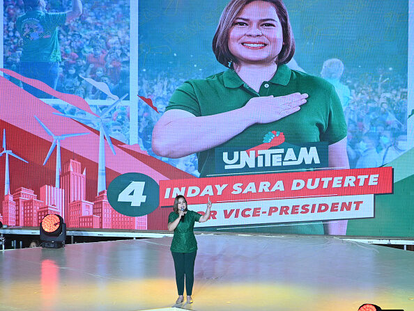 -Sara Duterte, fille du président sortant Rodrigo Duterte et colistière du candidat présidentiel Bongbong Marcos, prononce son discours, le 8 février 2022. Photo de Ted ALJIBE / AFP via Getty Images.