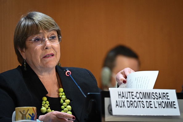 Michelle Bachelet, Haut Commissaire des Nations Unies aux droits de l'homme, prononce un discours à l'ouverture d'une session du Conseil des droits de l'homme des Nations Unies, le 28 février 2022 à Genève. (Photo : FABRICE COFFRINI/AFP via Getty Images)