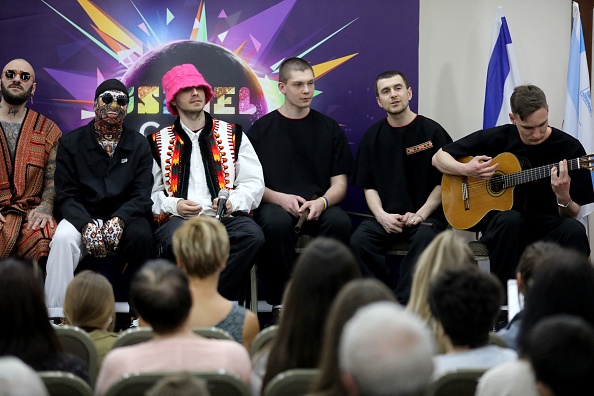 -Kalush Orchestra, entrée de l'Ukraine au Concours Eurovision de la chanson 2022, se produit devant des réfugiés juifs ukrainiens lors d'un spectacle dans un hôtel à Jérusalem le 5 avril 2022. Photo de GIL COHEN-MAGEN/AFP via Getty Images.