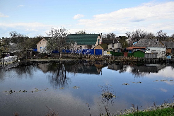 Le village de Demydiv après une frappe russe sur un barrage voisin, est dévasté par les crues le 30 avril 2022. Photo de Sergei SUPINSKY / AFP /AFP via Getty Images.