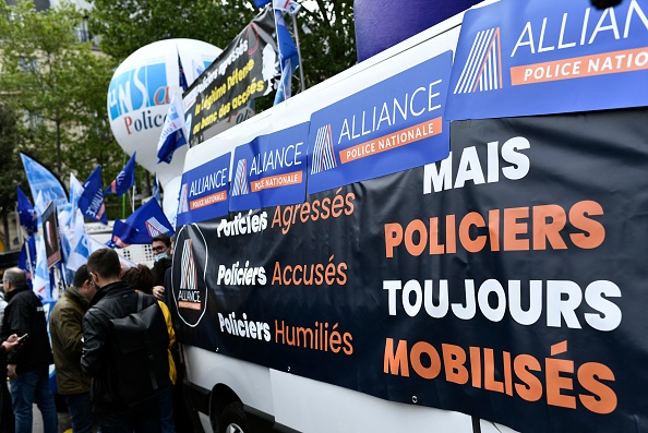 Manifestation du syndicat de police Alliance à Paris le 2 mai 2022. (Photo : STEPHANE DE SAKUTIN/AFP via Getty Images)