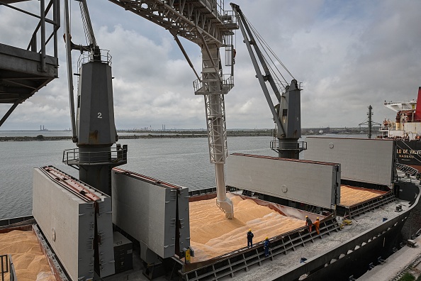 Des travailleurs assistent le chargement de maïs sur un navire au quai 80 dans le port de la mer Noire de Constanta, en Roumanie, le 3 mai 2022. Le port roumain cherche à devenir une plaque tournante d'exportation pour l'Ukraine voisine. Photo de Daniel MIHAILESCU / AFP via Getty Images.