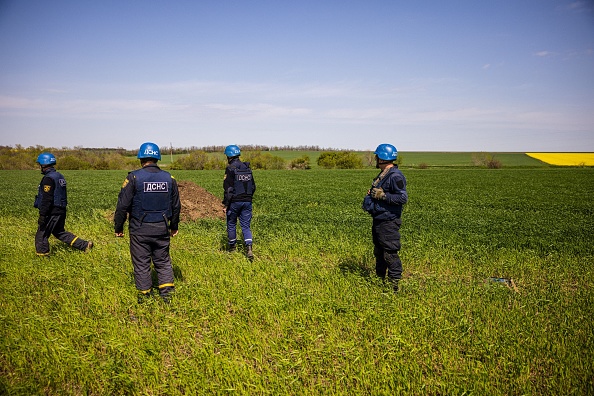 Des membres d'une équipe de déminage du Service national d'urgence d'Ukraine se préparent à détruire un missile non explosé le 5 mai 2022. Photo de Dimitar DILKOFF/AFP via Getty Images.