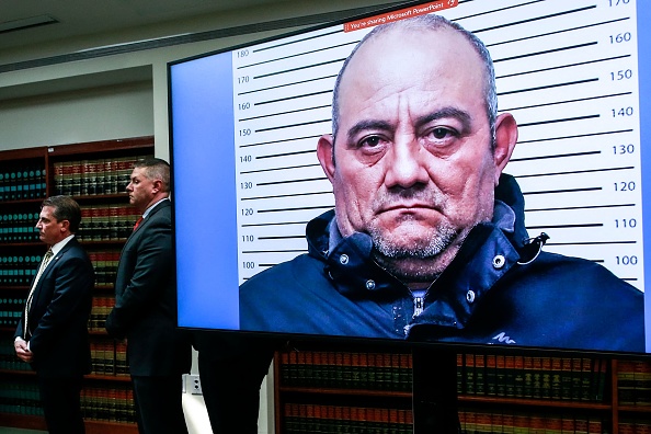 -Le baron de la drogue colombien Dairo Antonio Usuga, alias Otoniel, est affichée sur un écran pendant que le procureur du district est de New York, s'exprime lors d'une conférence de presse le 5 mai. 2022. Photo KENA BETANCUR/AFP via Getty Images.