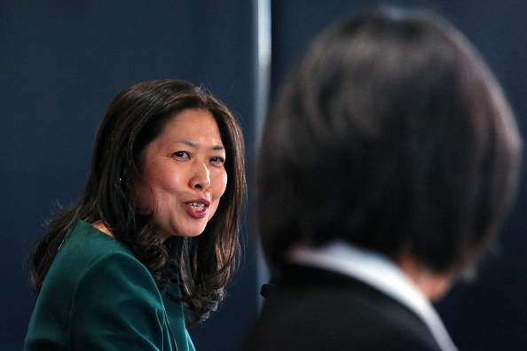 Mary Ng (à gauche), ministre canadienne du Commerce international, de la Promotion des exportations, des Petites entreprises et du Développement économique, s'exprime lors d'une conférence de presse avec l'ambassadrice Katherine Tai, représentante commerciale des États-Unis, à Ottawa, Canada, le 5 mai 2022.(Photo : DAVE CHAN/AFP via Getty Images)