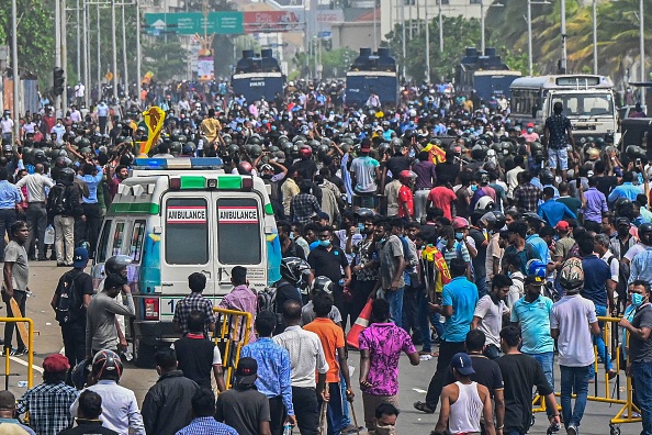 Des manifestants se battent avec la police devant le bureau du président à Colombo, le 9 mai 2022. Le Premier ministre sri-lankais Mahinda Rajapaksa a démissionné le 9 mai, peu après que de violents affrontements entre ses partisans et des manifestants antigouvernementaux ont fait 78 blessés.(Photo : ISHARA S. KODIKARA/AFP via Getty Images)