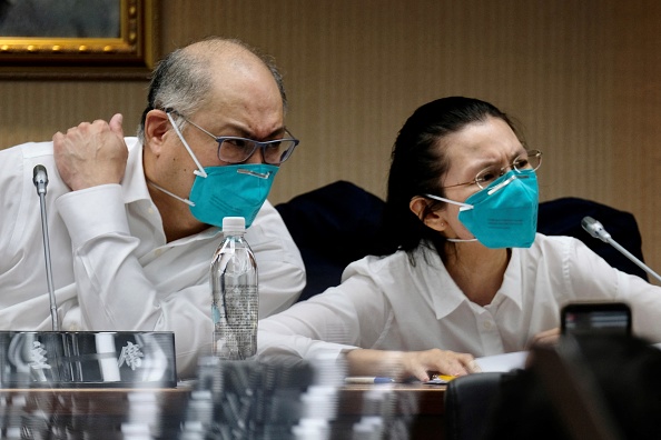 Lee Ming-che, un militant taïwanais pour la démocratie qui a été emprisonné en Chine pendant cinq ans, prend part à une conférence de presse avec son épouse Lee Ching-yu au parlement de Taipei le 10 mai 2022. Photo de SAM YEH/AFP via Getty Images.