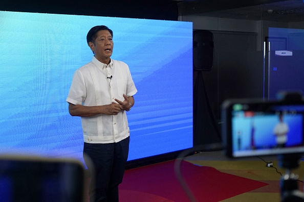 Le nouveau président des Philippines Ferdinand Marcos Jr a revendiqué le 11 mai la victoire à l'élection présidentielle, jurant d'être un leader "pour tous les Philippins". Photo de Ron LOPEZ / AFP via Getty Images.