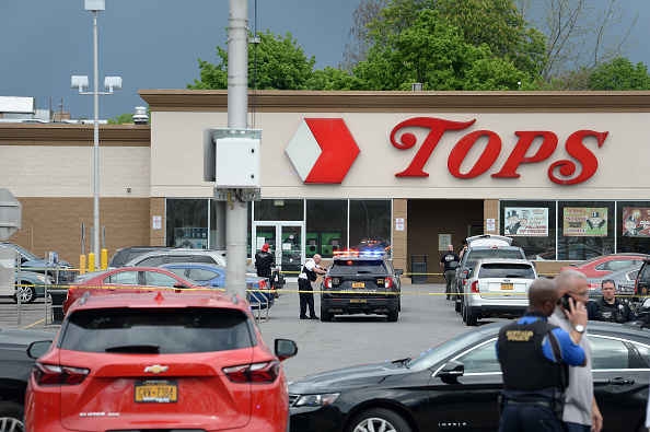  -Le supermarché Tops à Buffalo, New York le 14 mai 2022. Photo de John Normile/Getty Images.