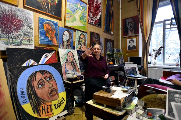 L'artiste russe Yelena Osipova, 76 ans, près des pancartes anti-guerres qu'elle a faites pour protester contre le conflit en Ukraine, dans sa maison de Saint-Pétersbourg le 8 mai 2022. Photo par -/AFP via Getty Images.