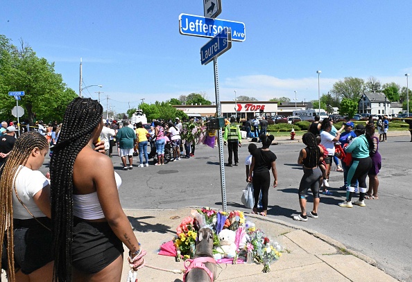 Des personnes en deuil se rassemblent près d'un magasin Tops Grocery à Buffalo, New York, le 15 mai 2022.  (Photo : USMAN UKALIZAI/AFP via Getty Images)