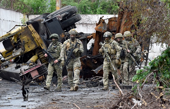 Des militaires russes dans la ville portuaire ukrainienne de Marioupol le 18 mai 2022. (Photo Olga MALTSEVA / AFP via Getty Images)