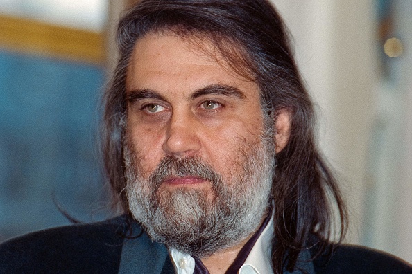 Le musicien et compositeur grec Vangelis Papathanassiou, dit Vangelis au ministère français de la Culture après avoir reçu une décoration, octobre 1992. (Photo : GEORGES BENDRIHEM/AFP via Getty Images)