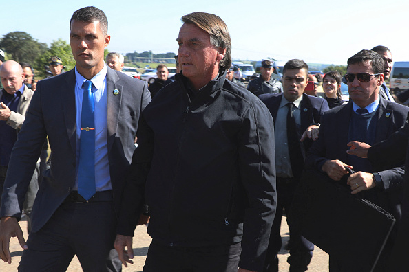 Le président brésilien Jair Bolsonaro arrive pour rencontrer le PDG et ingénieur en chef de SpaceX, Elon Musk, lors de l'événement Conecta Amazonia à Porto Feliz, dans l'État de Sao Paulo, au Brésil, le 20 mai 2022. (Photo : FILIPE ARAUJO/AFP via Getty Images)