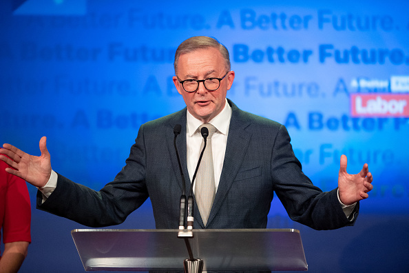 Le chef de l'opposition australienne, Anthony Albanese, fait des gestes alors qu'il s'adresse aux partisans du Labour après avoir remporté les élections générales de 2022, lors de la réception fédérale du Labour à Sydney, le 21 mai 2022. (Photo : WENDELL TEODORO/AFP via Getty Images)