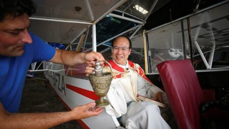 France: un curé bénit champs et bétail en avion