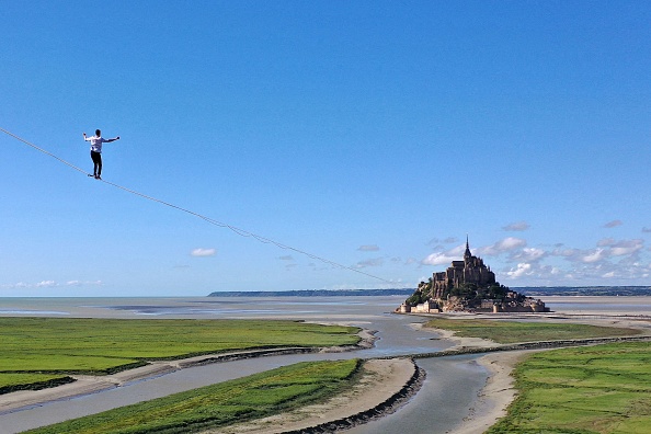 Le funambule Nathan Paulin marchant sur une slackline dans la baie du Mont Saint-Michel, le 24 mai 2022. (Photo :  DAMIEN MEYER/AFP via Getty Images)