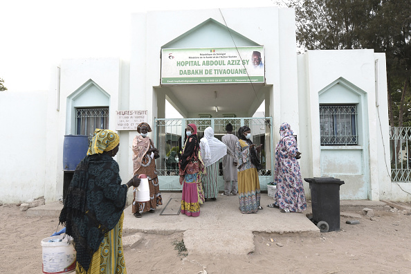 Des visiteurs se tiennent devant l'hôpital Mame Abdoul Aziz Sy Dabakh, où onze bébés sont morts à la suite d'un défaut électrique, à Tivaouane, le 26 mai 2022. (Photo : SEYLLOU/AFP via Getty Images)