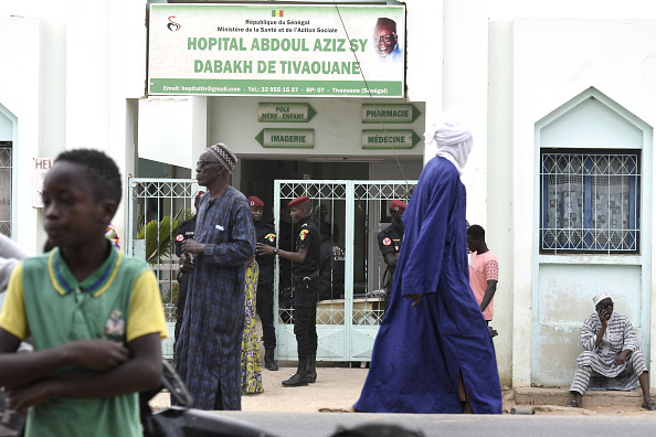 Des parents se tiennent devant l'hôpital Mame Abdoul Aziz Sy Dabakh, où onze bébés sont morts suite à un défaut électrique, à Tivaouane, le 26 mai 2022. (Photo : SEYLLOU/AFP via Getty Images)