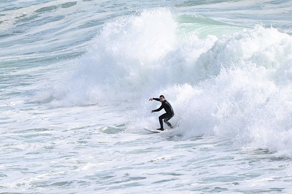 Le surfeur français Erwan Simon surfe sur une vague en baie de Quiberon dans l'ouest de la France, le 19 mai 2022. La mairie de Saint-Pierre-Quiberon a voté la création de la première "réserve de vagues" en France afin de préserver ce patrimoine de l'intervention humaine. Photo de Damien MEYER / AFP via Getty Images.